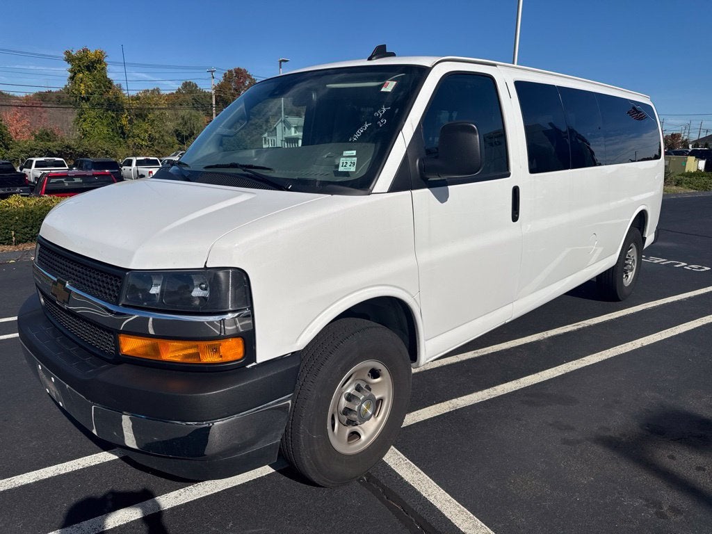 2025 Chevrolet Express Passenger 1LT