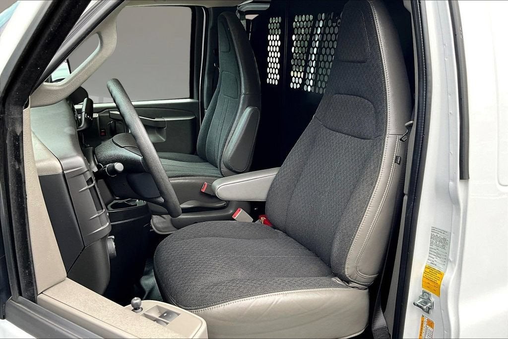 2025 Chevrolet Express Cargo WT