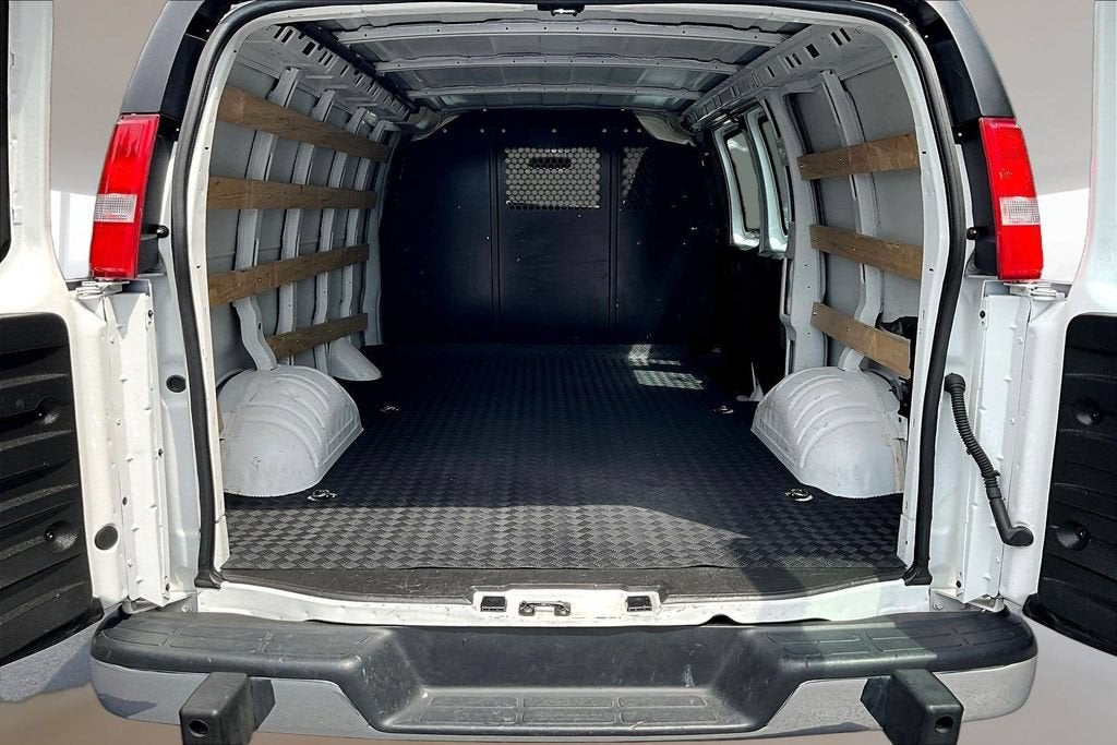 2025 Chevrolet Express Cargo WT