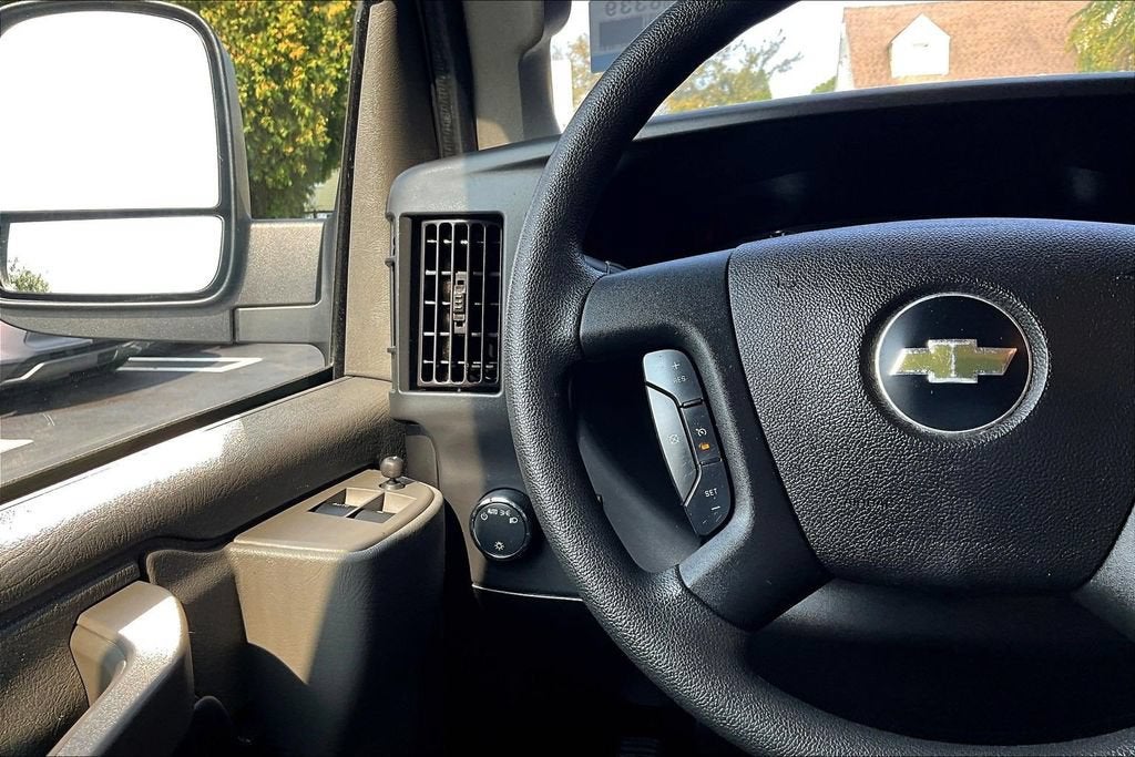 2025 Chevrolet Express Cargo WT