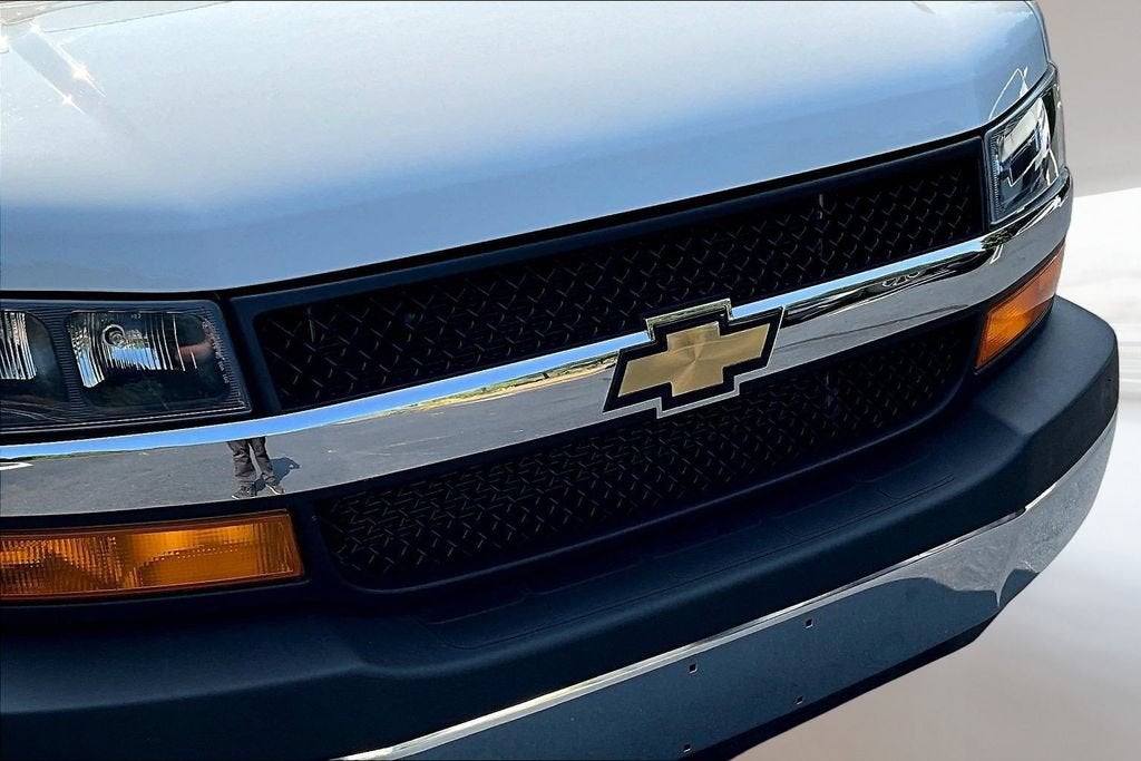 2025 Chevrolet Express Cargo WT