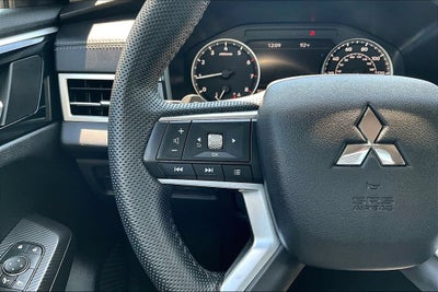 2023 Mitsubishi Outlander SE