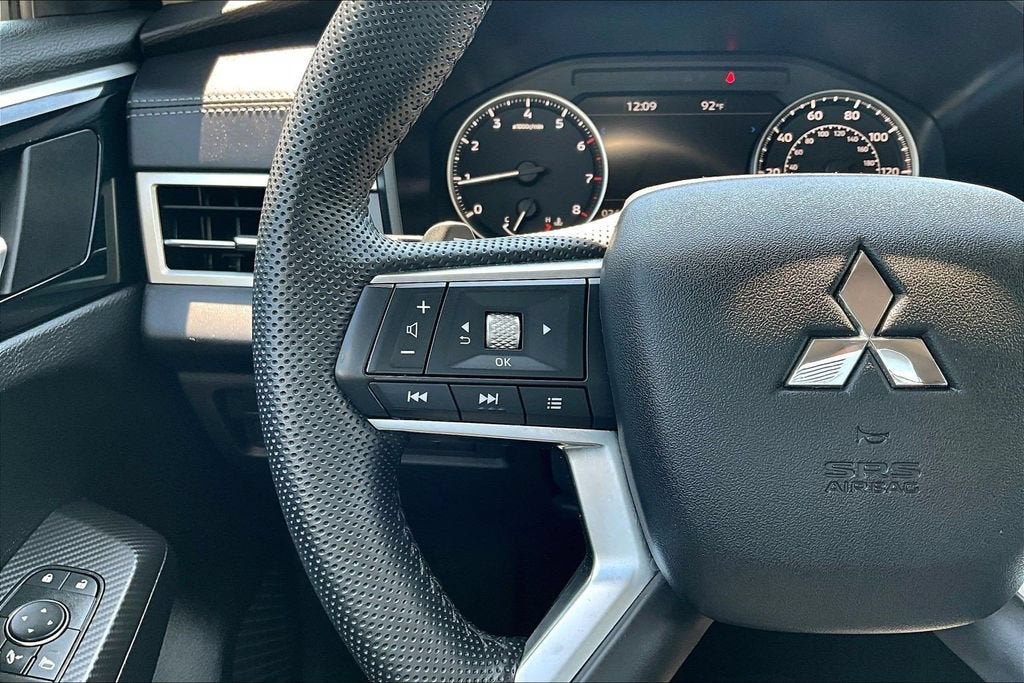 2023 Mitsubishi Outlander SE