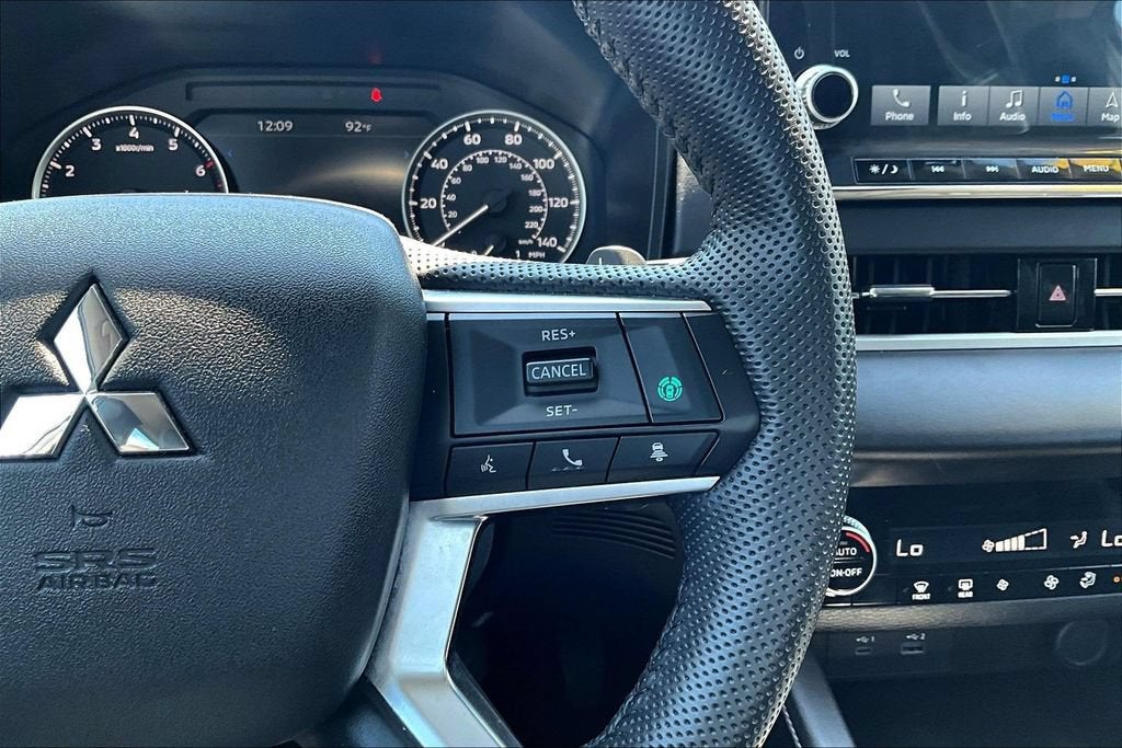 2023 Mitsubishi Outlander SE