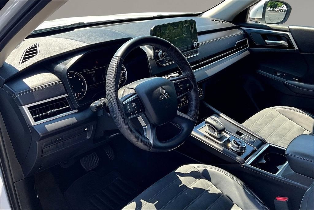 2023 Mitsubishi Outlander SE