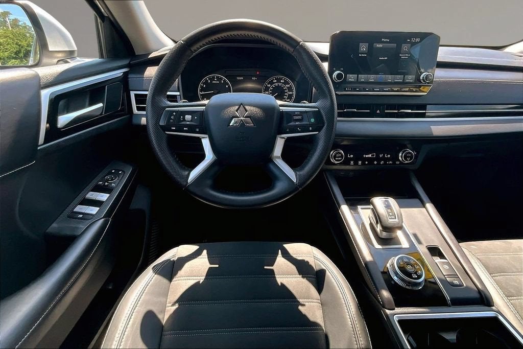 2023 Mitsubishi Outlander SE